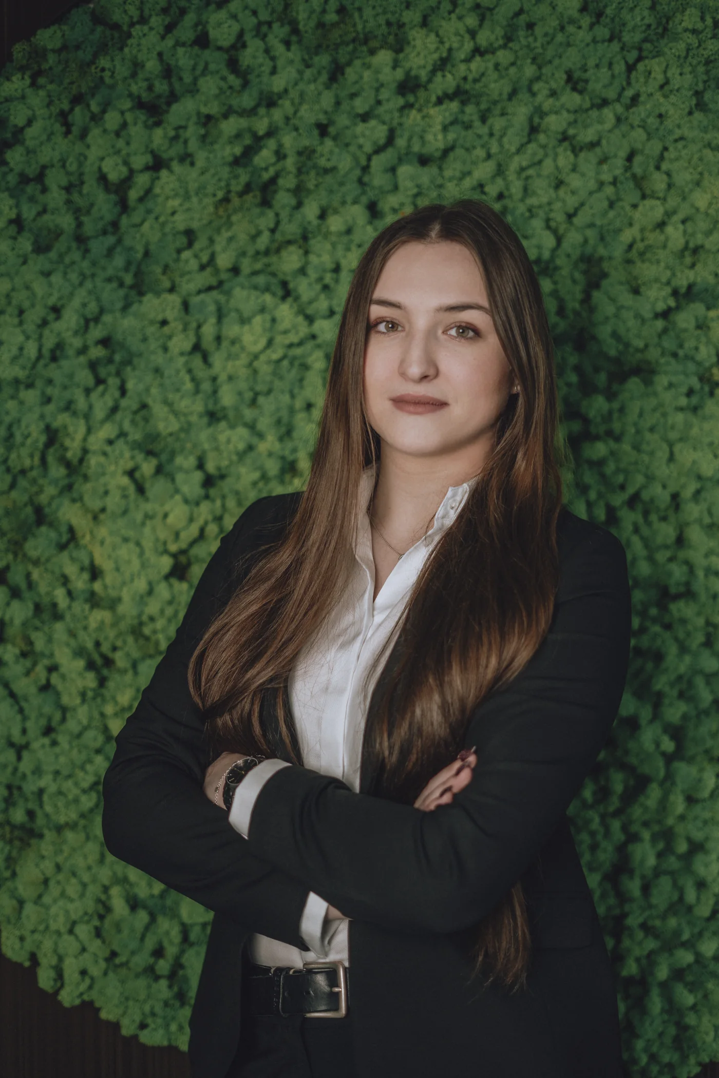Dominika Dziekańska na tle zielonej ściany