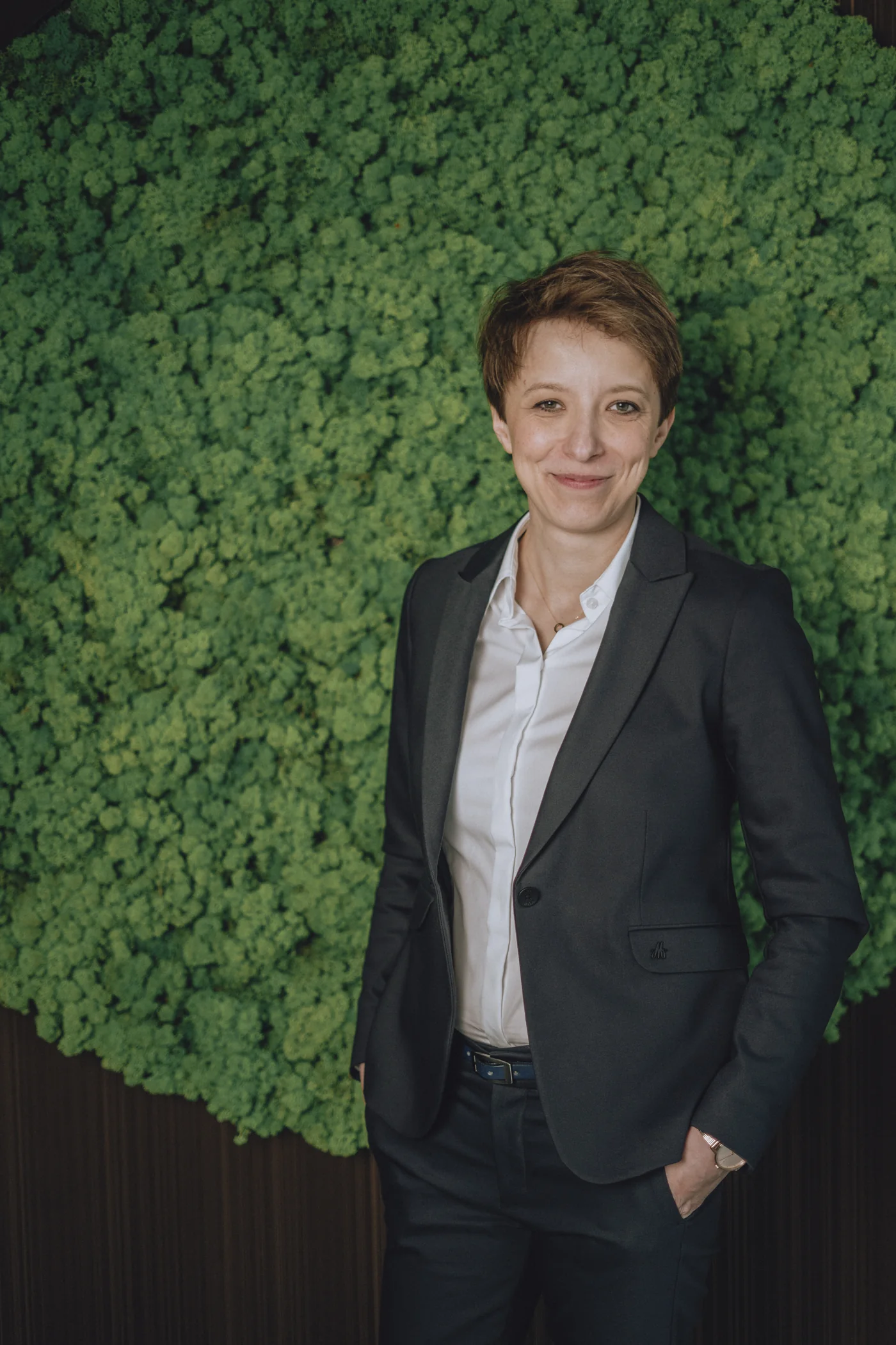 Małgorzata Kwiatkowska na tle zielonej ściany